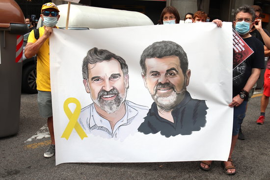 A banner with the faces of jailed Catalan activists Jordi Cuixart (left) and Jordi Sànchez (by Aina Martí)
